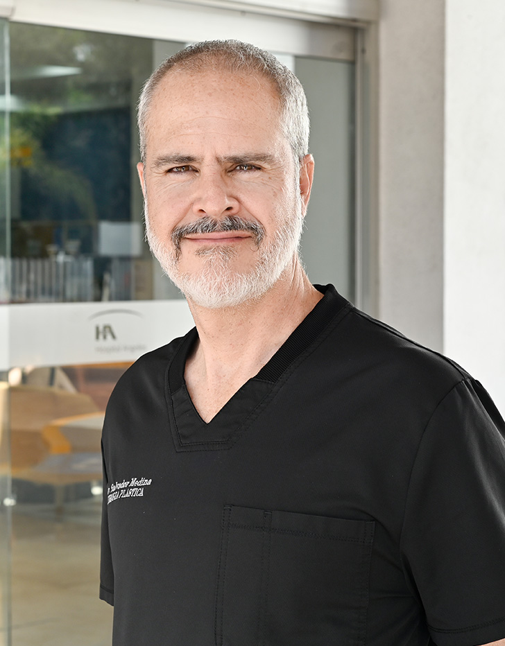 Dr. Salvador Medina Sánchez (Cirujano Plastico)